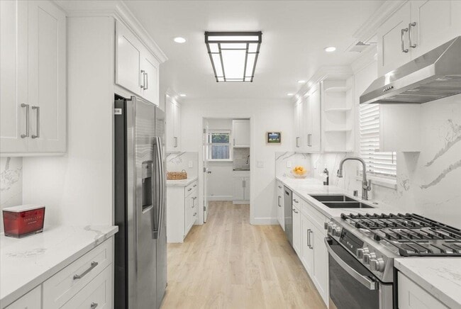 Building Photo - 272 Clay St