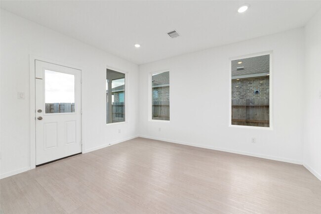 Building Photo - 830 Heaven Dr