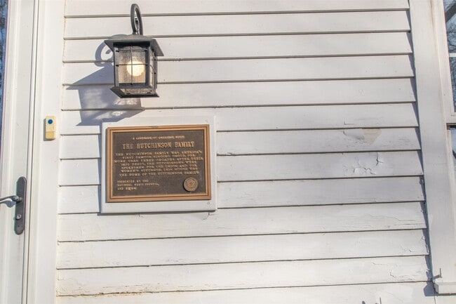 Building Photo - 267 N River Rd