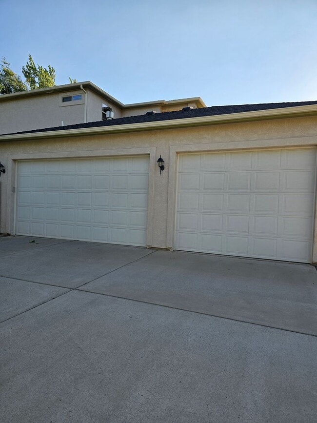 Building Photo - Beautiful 3-Bedroom Home with Scenic Views in the Redlands