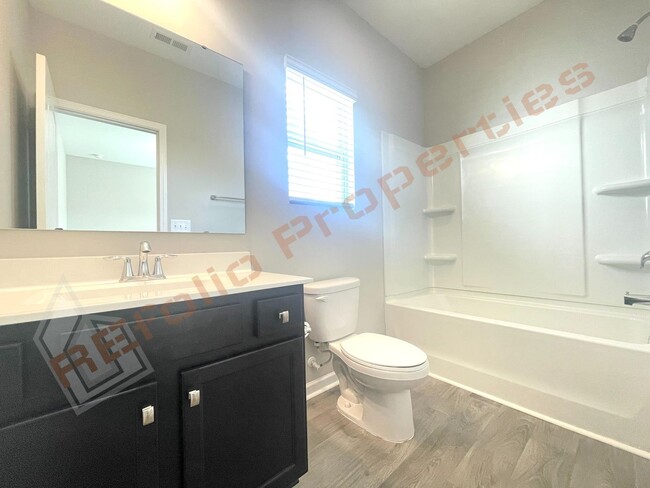 Building Photo - Stunning 5 Bedroom 3.5 Bathroom Home w/ Gu...