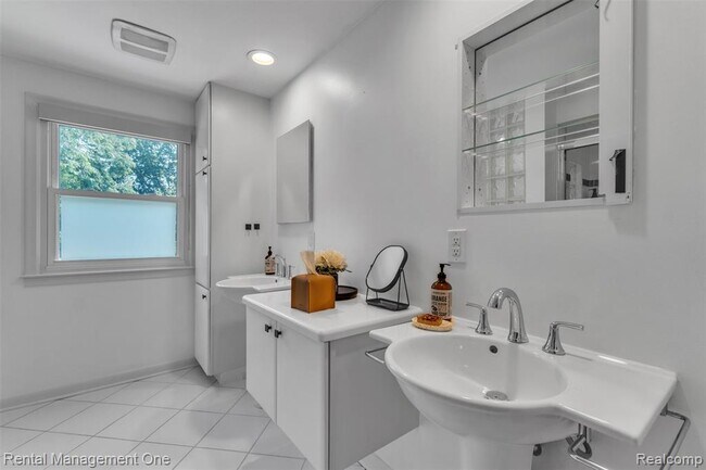 Building Photo - 3015 High Pointe Ct