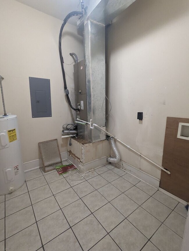 Building Photo - Huge 2+ Bedroom/ 2 Bath Upstairs Apartment