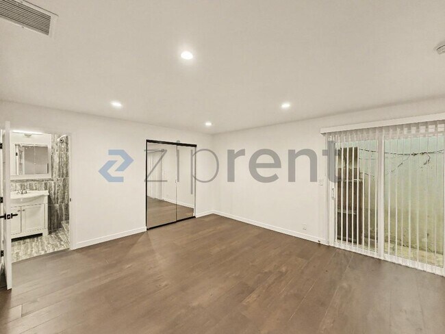 Building Photo - Unit