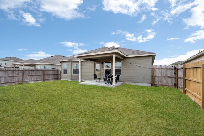 Building Photo - Stylish 3-Bed Home with Island Kitchen, Private Patio & Fenced Yard in Seguin