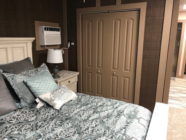 Building Photo - Bring your horse!! Come enjoy the wood bur...