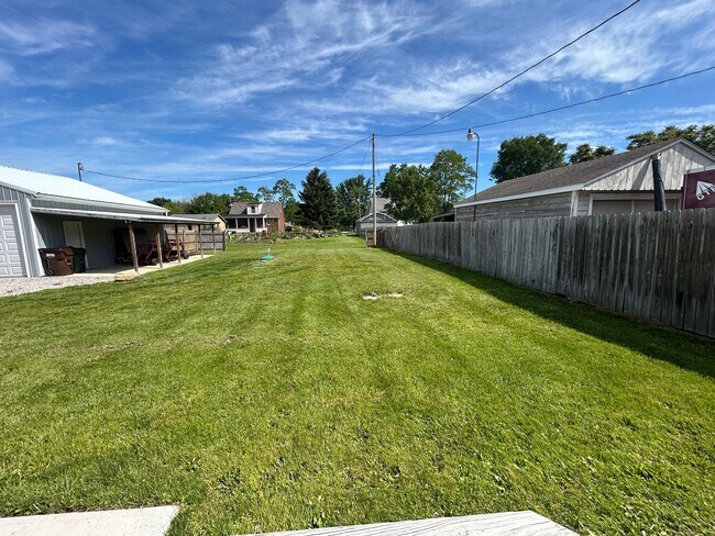 Building Photo - Single Family - 3 Bed - 2 Bath Home in a Private Setting