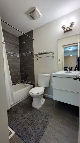 Building Photo - 3010 Santa Monica Dr
