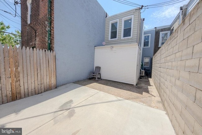 Building Photo - 2059 E Ontario St