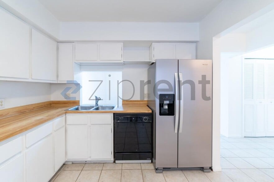Building Photo - Unit