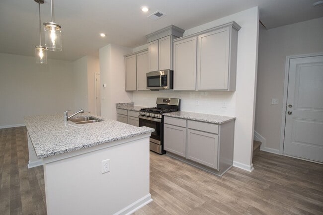 Building Photo - Spacious 4-Bedroom Home - Convenient to Fo...