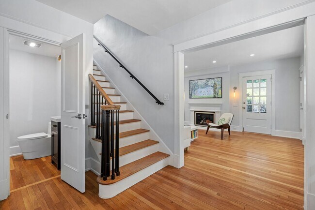 Building Photo - *Beautifully Updated & Spacious 4BD/3.5BA ...