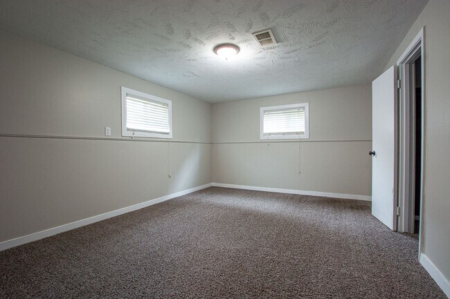 Building Photo - Adorable 3 Bedroom / 1 Bath Split Entry Home in Carter Lake with 2 Car Detach Garage!