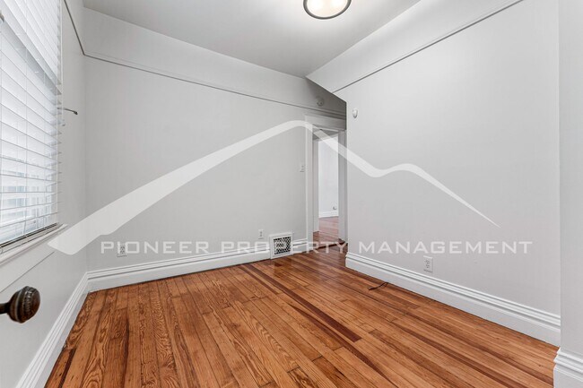 Building Photo - 3256 Meade St