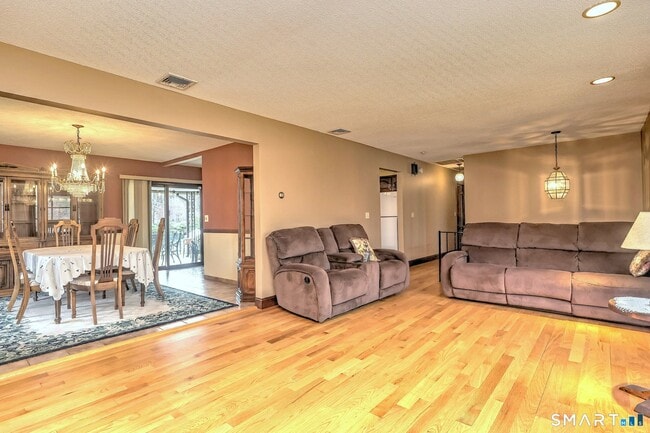 Building Photo - 4565 Madison Ave