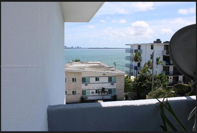 Building Photo - 1801 S Treasure Dr