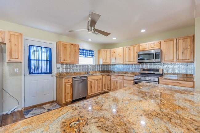 Building Photo - Charming 3 Bed 1 Bath Home