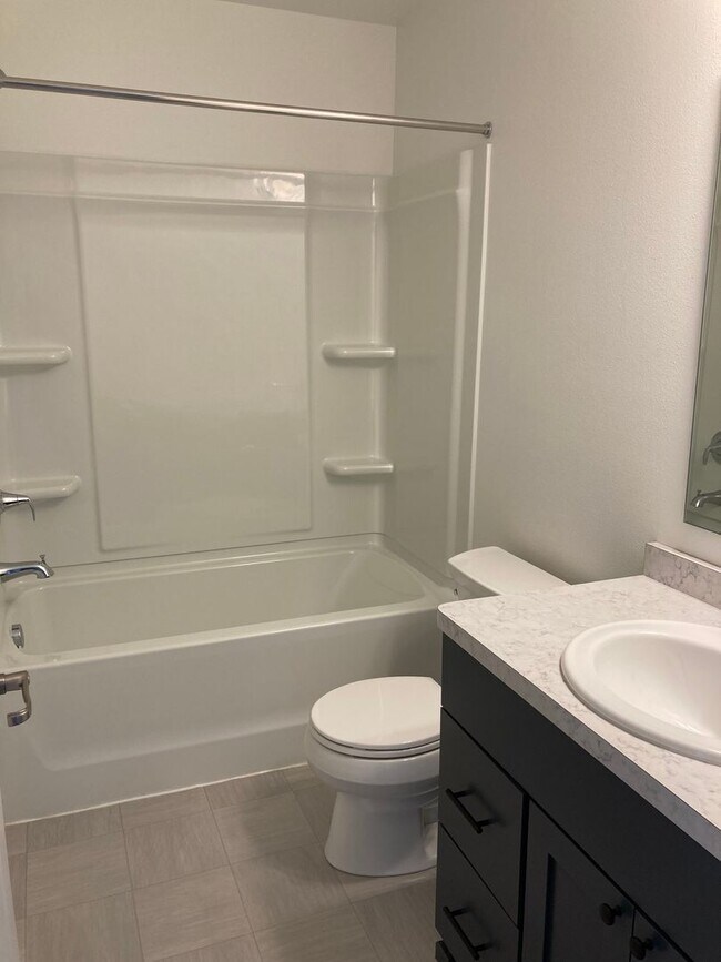 Building Photo - 3 Bed 3 Bath Twin Home