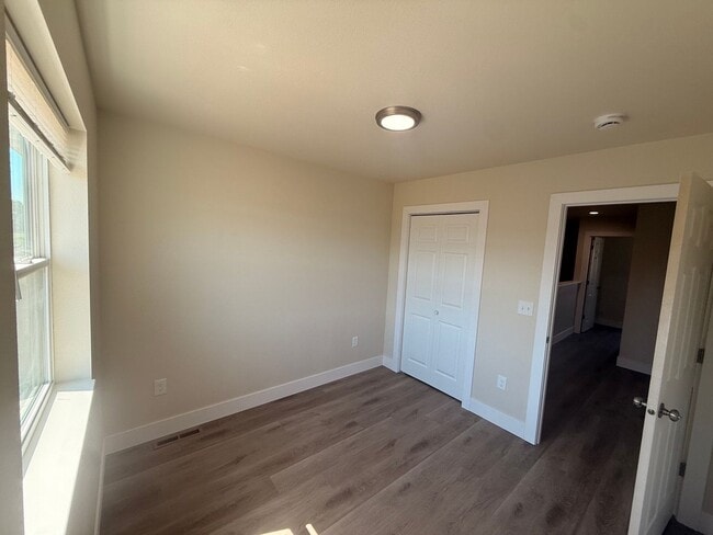 Building Photo - 3040 Bennington Pl