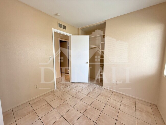 Building Photo - 1028 W Malibu Dr