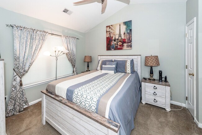 Building Photo - 7988 Shadow Oak Dr