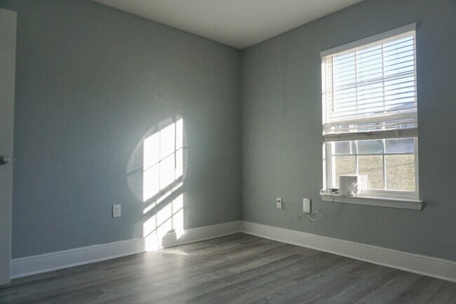 Building Photo - 321 Apple Dr