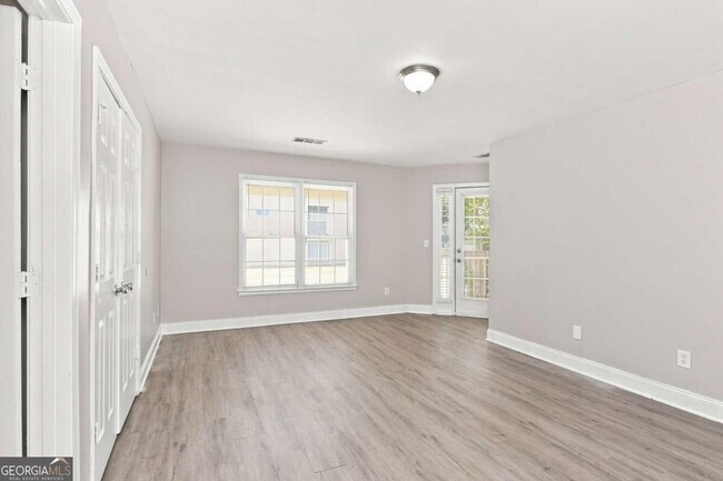 Building Photo - 990 Lena St NW