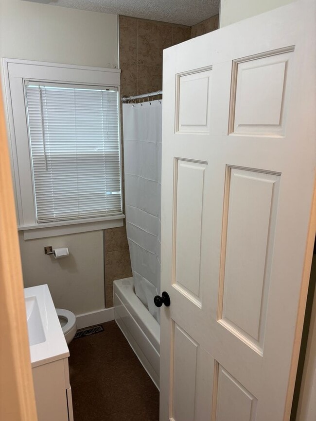 Building Photo - Cozy 3 Bed House in Waterloo, Iowa