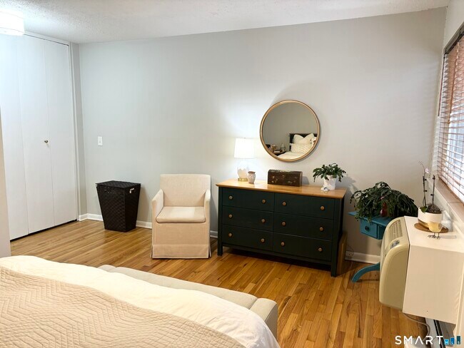 Building Photo - 208 Flax Hill Rd