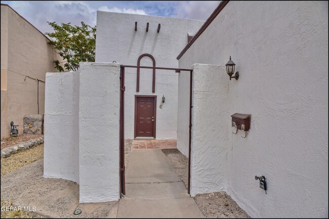 Building Photo - 10415 Ashwood Dr