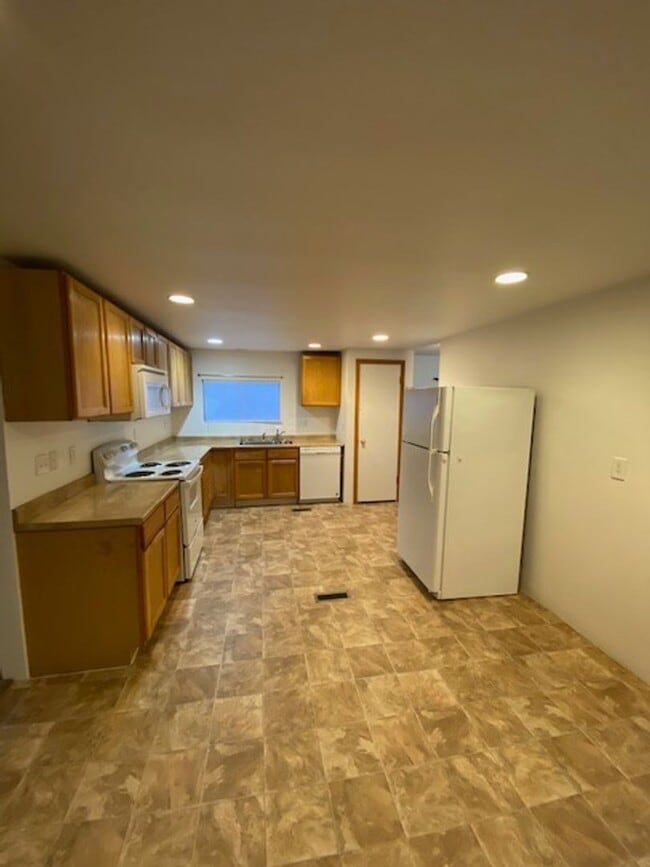 Building Photo - HOME ON HUDLOW (P#335)