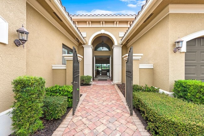 Building Photo - Furnished 3 Bedroom Luxurious Single Famil...