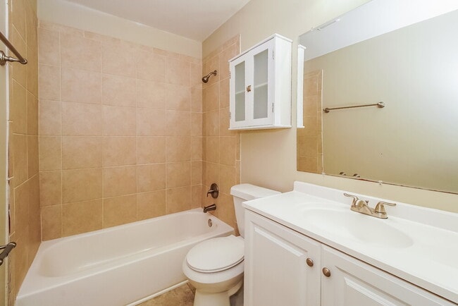 Building Photo - 421 Whispering Pines Dr