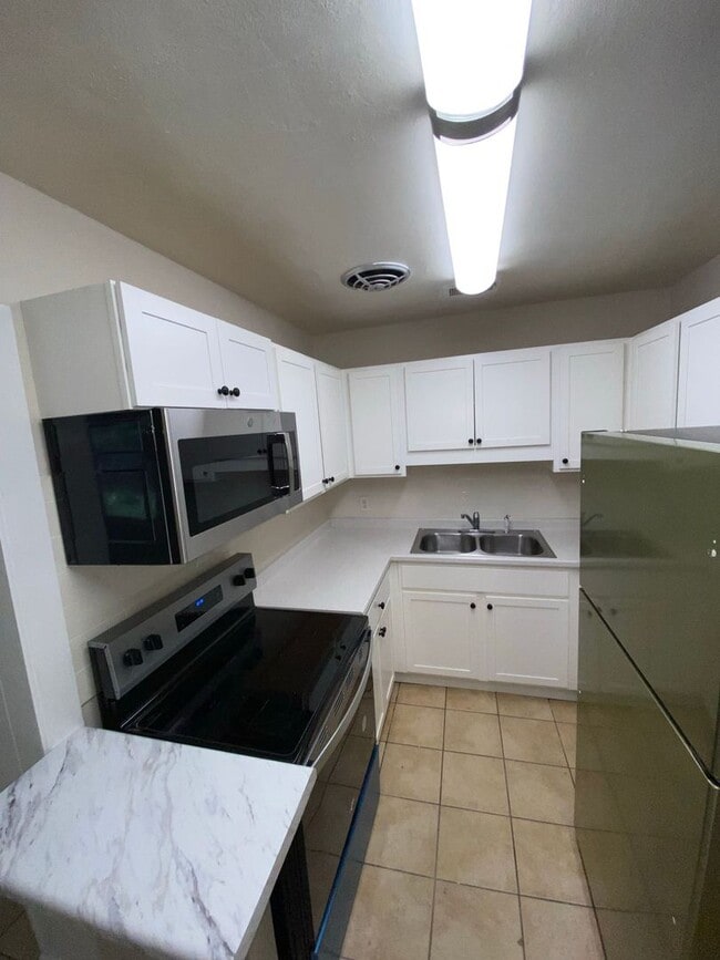 Building Photo - Charming home with a New Kitchen, tile flo...