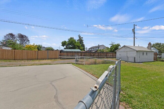 Building Photo - "Charming Spokane Retreat: Cozy 2-Bedroom ...