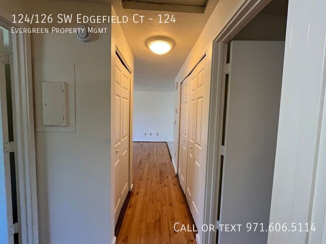 Building Photo - 124/126 SW Edgefield Ct-124