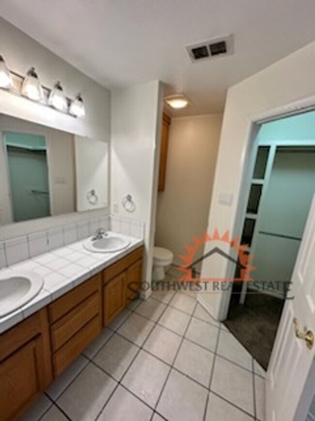 Building Photo - Beautiful 3 bedroom 2 bath brick home