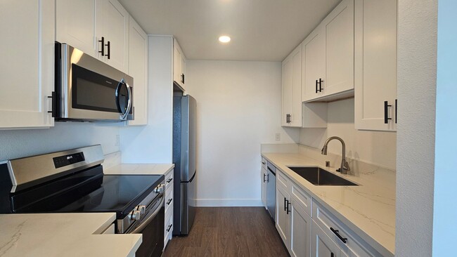 Building Photo - Beautiful 2BD 1.5BA Recently Remodeled Condo in Forest Park Plaza