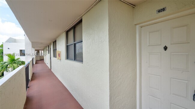 Building Photo - 114 Lake Emerald Dr
