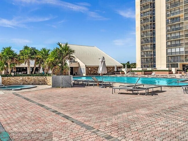 Building Photo - 20379 W Country Club Dr