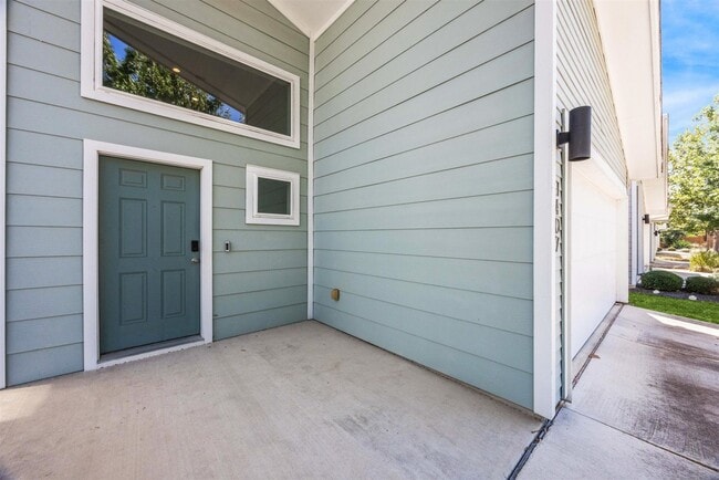 Building Photo - Modern 3-Bed, 2.5-Bath Home with Fenced Ya...