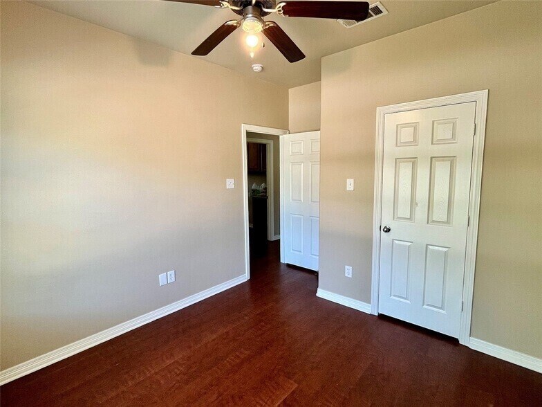 Building Photo - 701 Frame St