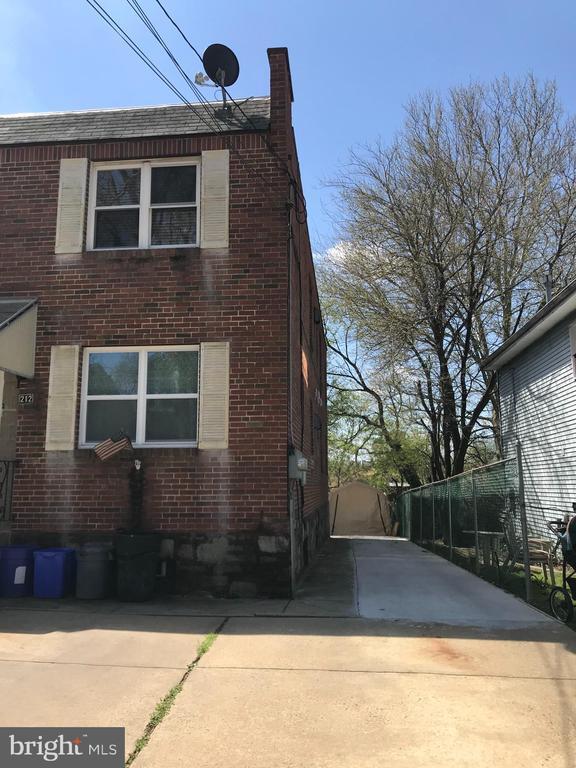 Building Photo - 212 Robbins St