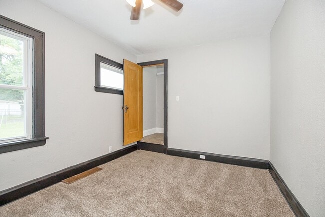 Building Photo - 4 BED 1 BATH BEAUTIFUL SINGLE FAMILY HOME ...