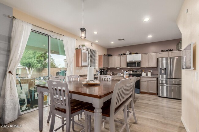 Building Photo - 836 E Constance Wy