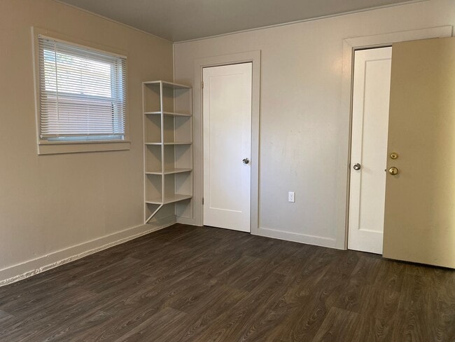 Building Photo - Lovely 2-bdrm./1-bath home with bonus room available now!