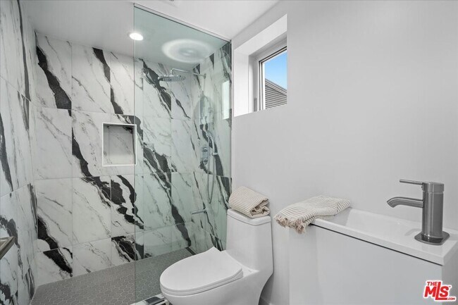 Building Photo - 541 Rose Ave