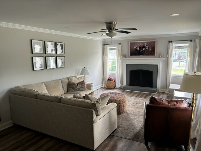 Building Photo - 303 Stonehaven Ln