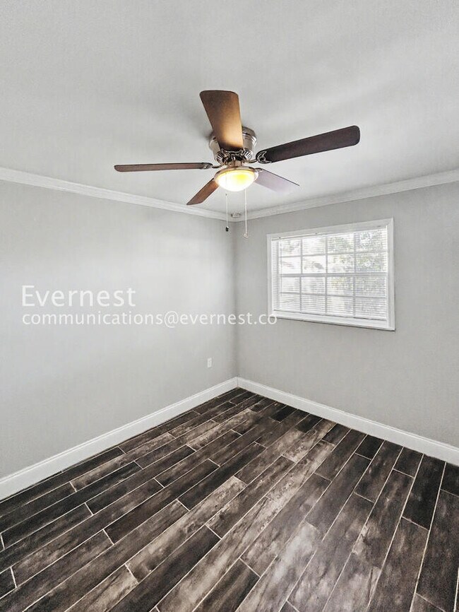 Building Photo - 1885 Shore Acres Blvd NE