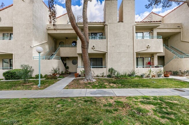 Building Photo - 810 N Sloan Ln
